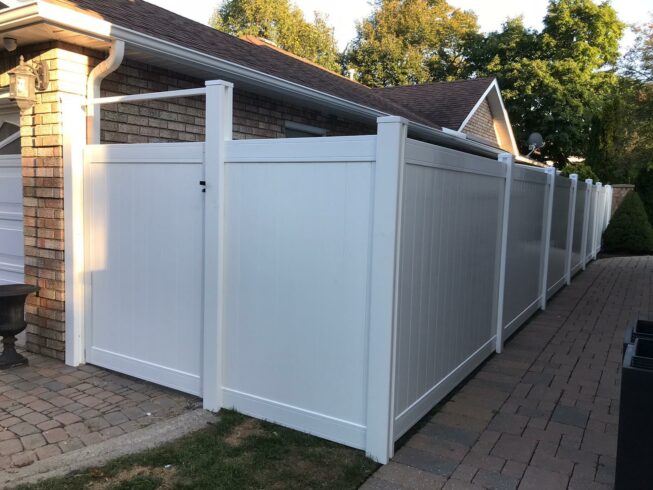 white vinyl privacy fence